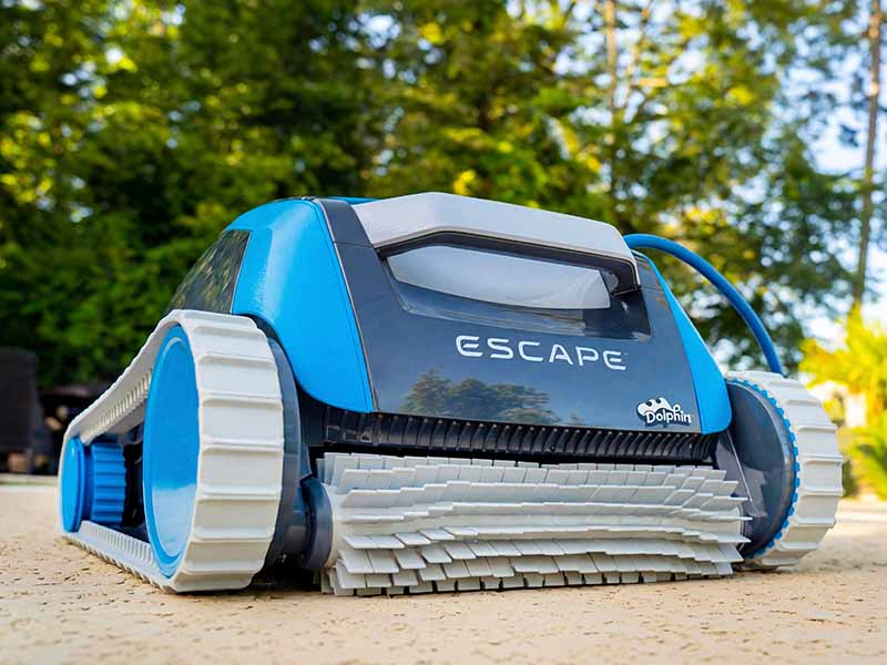 Above-ground pool with robotic cleaner
