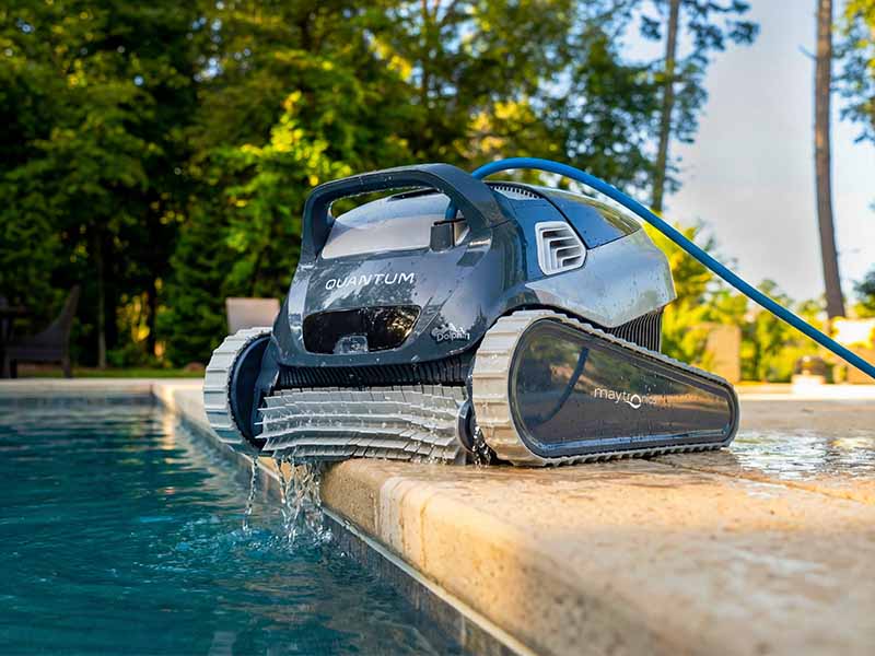Fiberglass pool with robotic cleaner