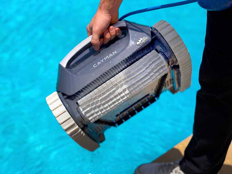 Vinyl pool with robotic cleaner