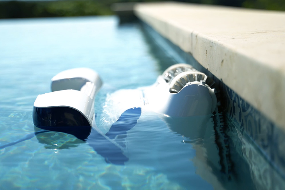 Dolphin Sigma Wall Scrubbing in Large Pool