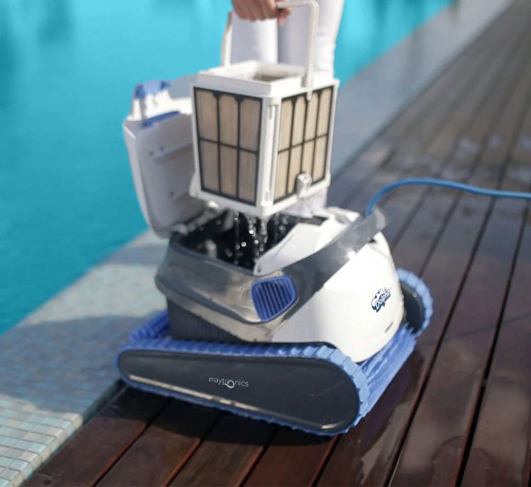 Dolphin S200 Poolside Cleaning Robot Filter Cleaning 5
